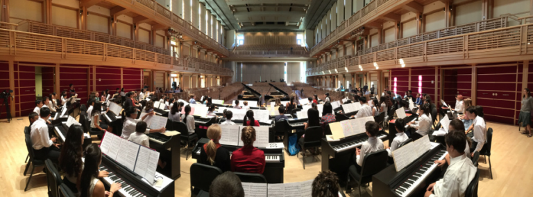 Musikschüler üben an Roland Pianos für das “101 Pianists” Konzert.