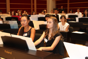 Die Musikschüler an den Roland Digital Pianos sind Teil eines einzigartigen Konzerterlebnisses.